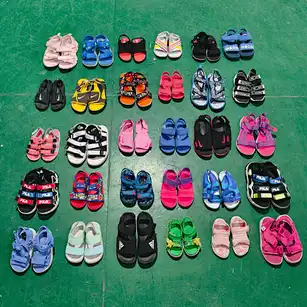 Zapatos sandalias de punta abierta para niños usados ​​